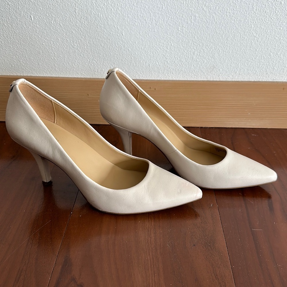 Micheal Kors vanilla white heels
